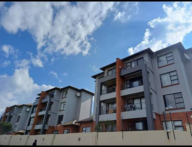 2 BEDROOM TOWNHOUSE FOR SALE IN OAKDENE